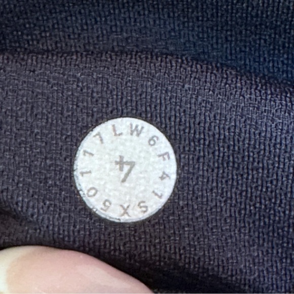 Lululemon Pace Rival Crop (22")
Blueberry Jam Size 4 - Picture 14 of 14